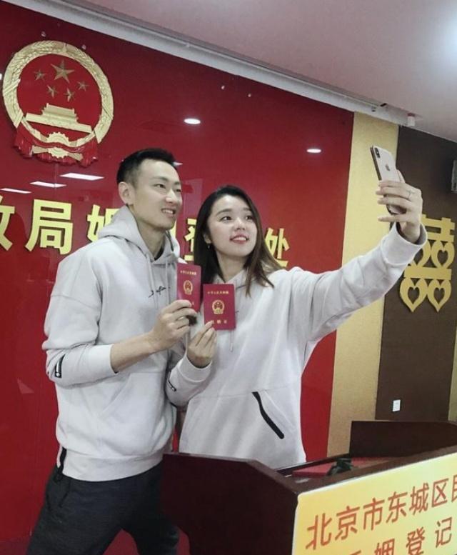 BG真人官网：高调晒婚纱照！羽球奥运冠军夫妇不惧小三骂名网友：低调些吧(图4)