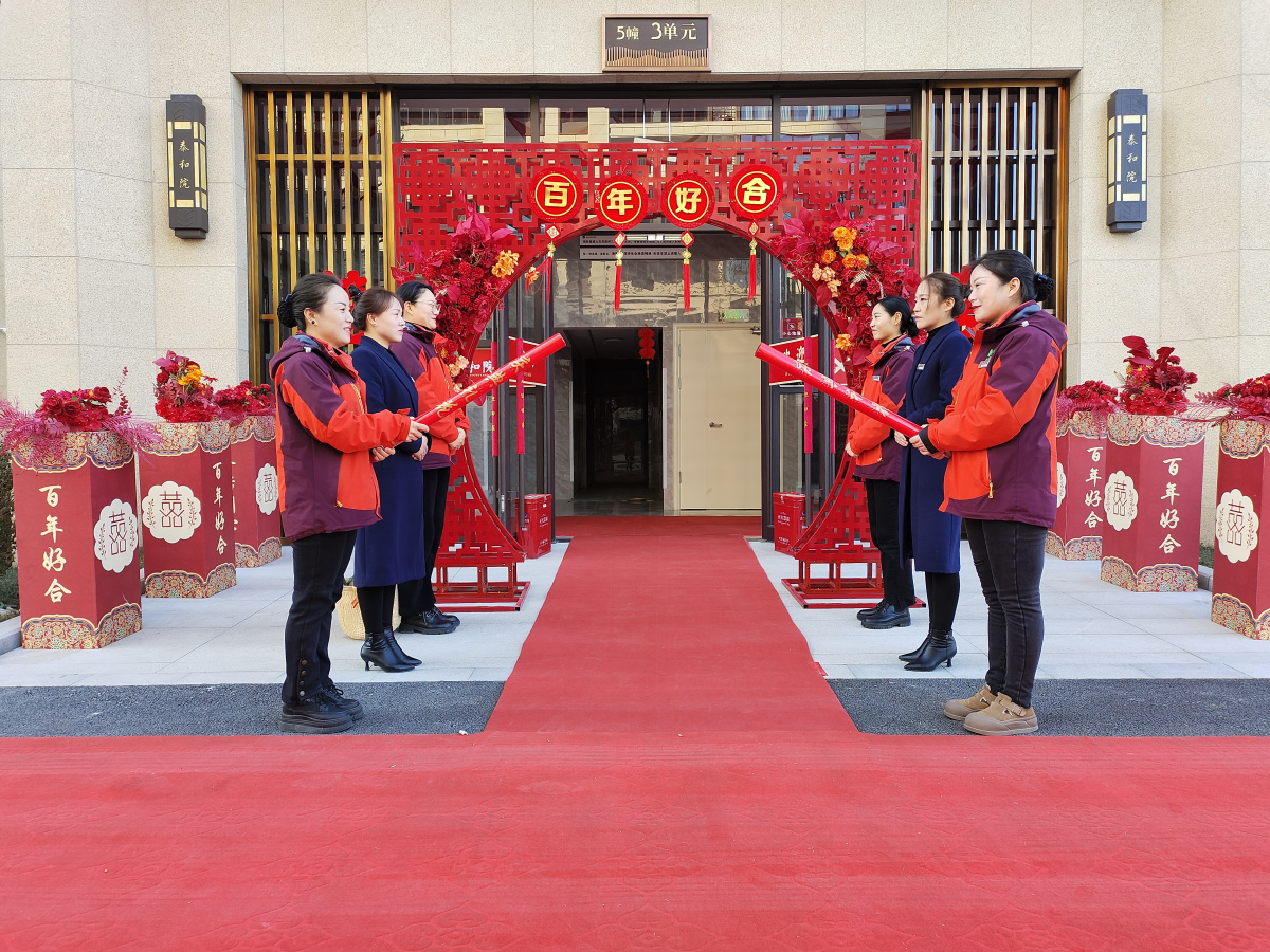 BG真人：村头年味浓 1天2起! 漯河临颍县这个社区 联袂物业给居民办婚礼(图2)