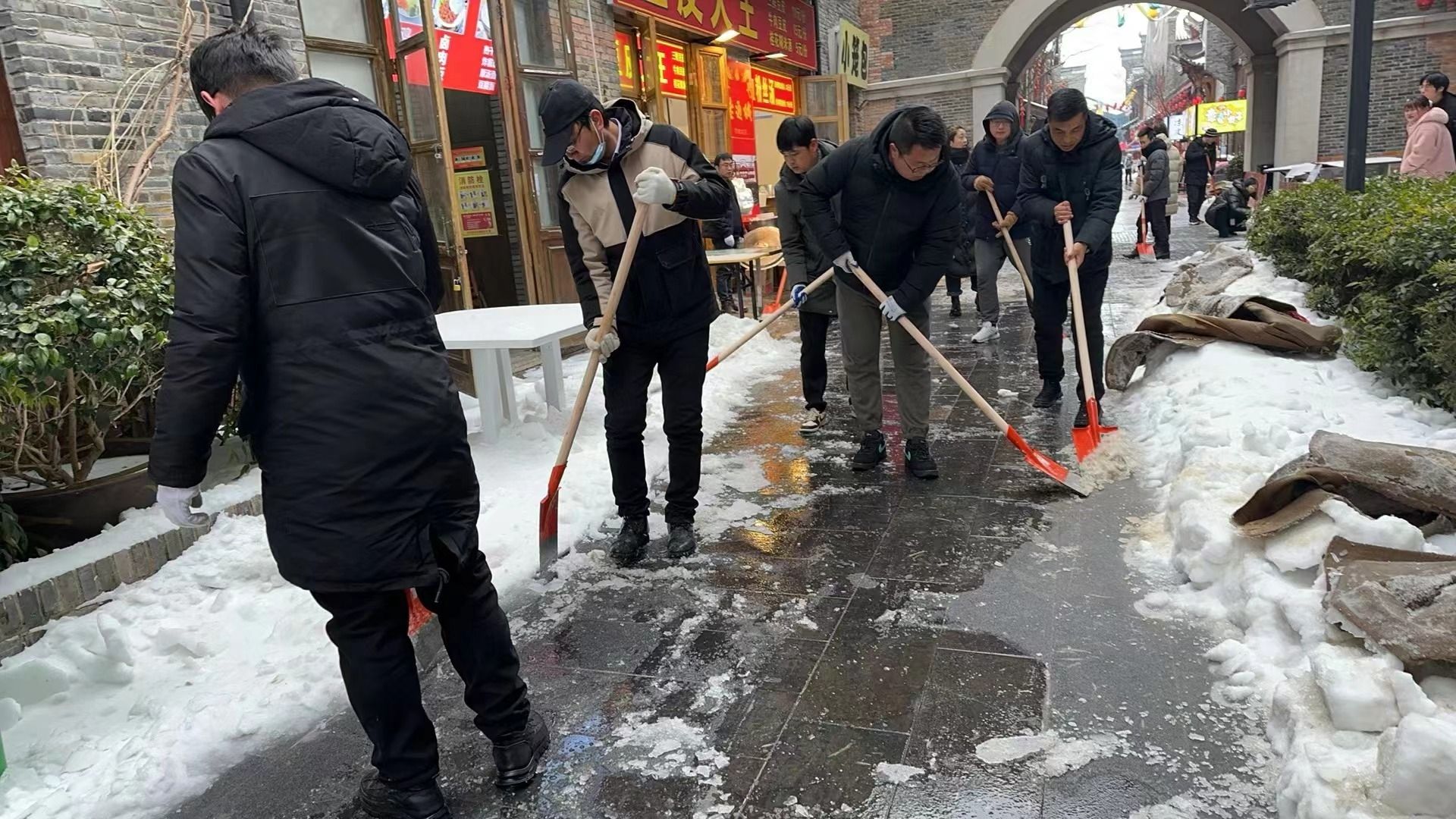 BG真人官网平台：武汉各公园主要园路均已畅通已有市民入园拍冰雪婚纱照(图2)