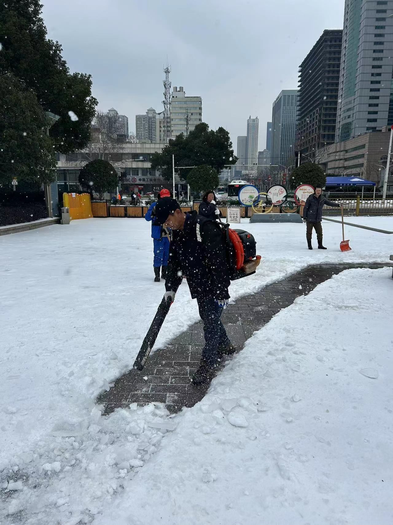 BG真人官网平台：武汉各公园主要园路均已畅通已有市民入园拍冰雪婚纱照(图10)