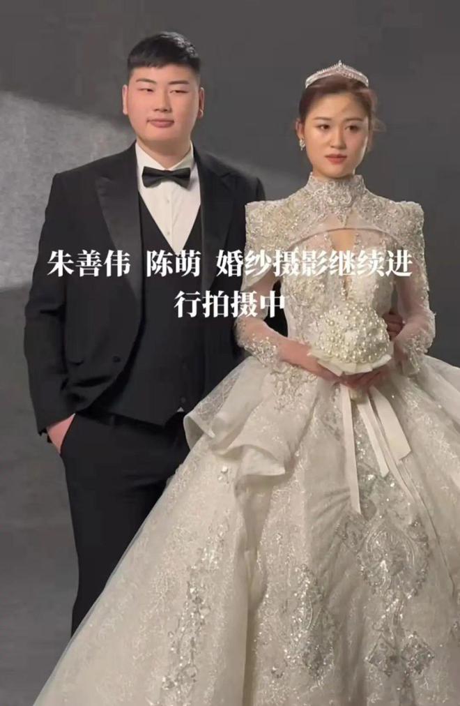 BG真人平台：大衣哥新儿媳直播拍婚纱照裙上镶满珍珠裙摆拖尾近两米显气派(图4)